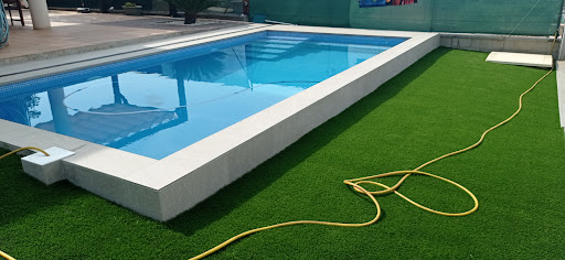 Piscinas y céspedartificial.com (La Gran Flor de Neu)